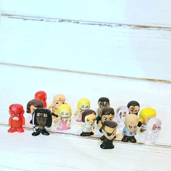 16 Count Mystery Box Mini The Walking Dead Figures - Picture 1 of 8